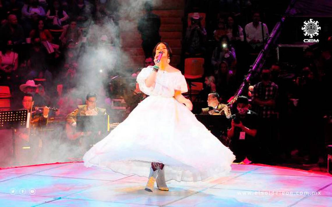 Debuta Ángela Aguilar Con éxito En El Palenque De La Feria De León - El ...